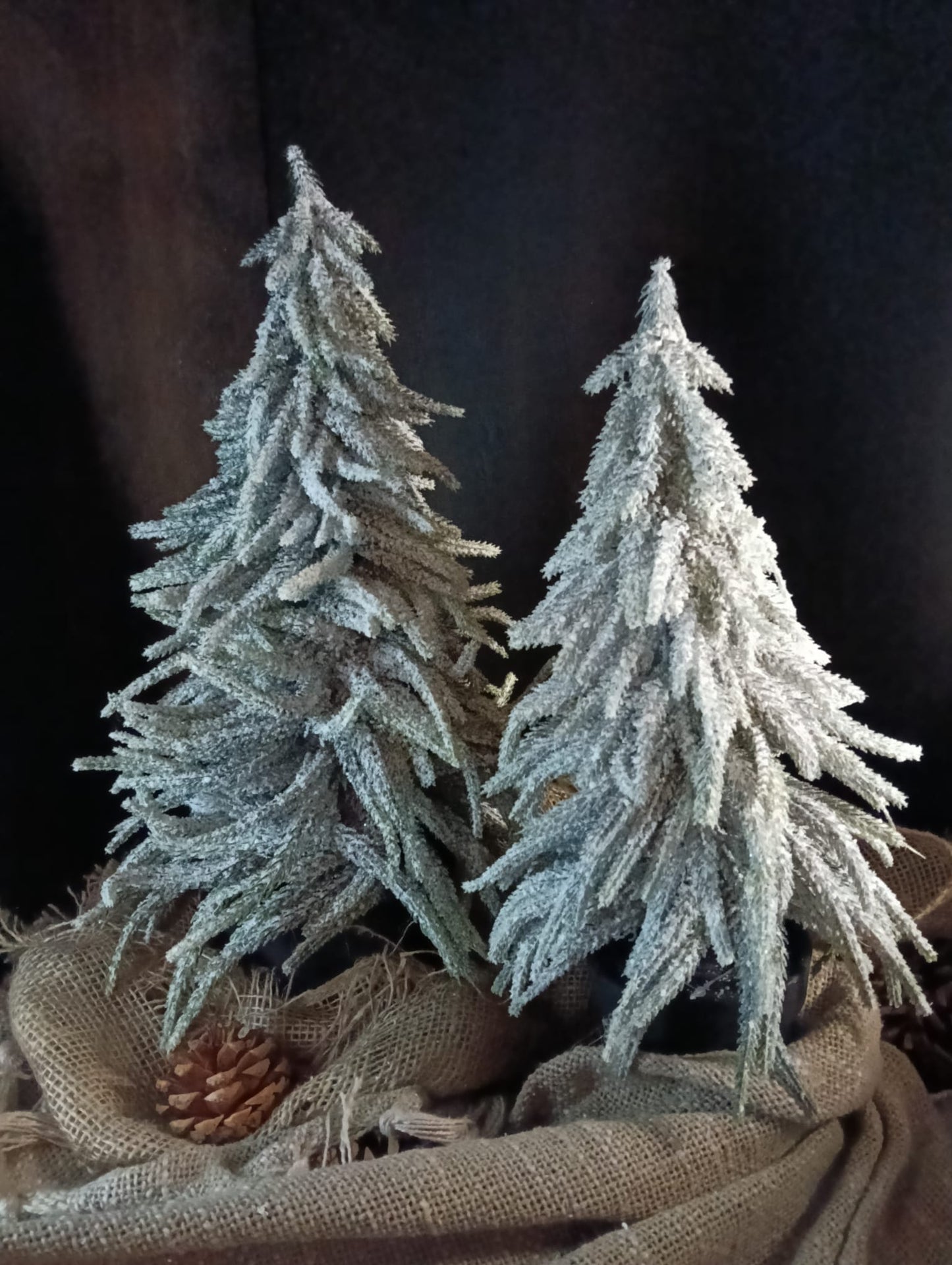 Kerstboom in pot sneeuw