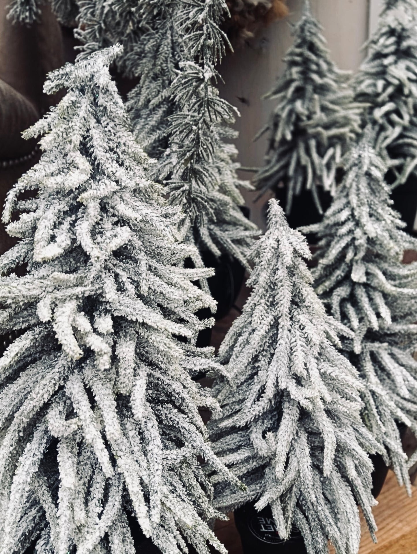Kerstboom in pot sneeuw